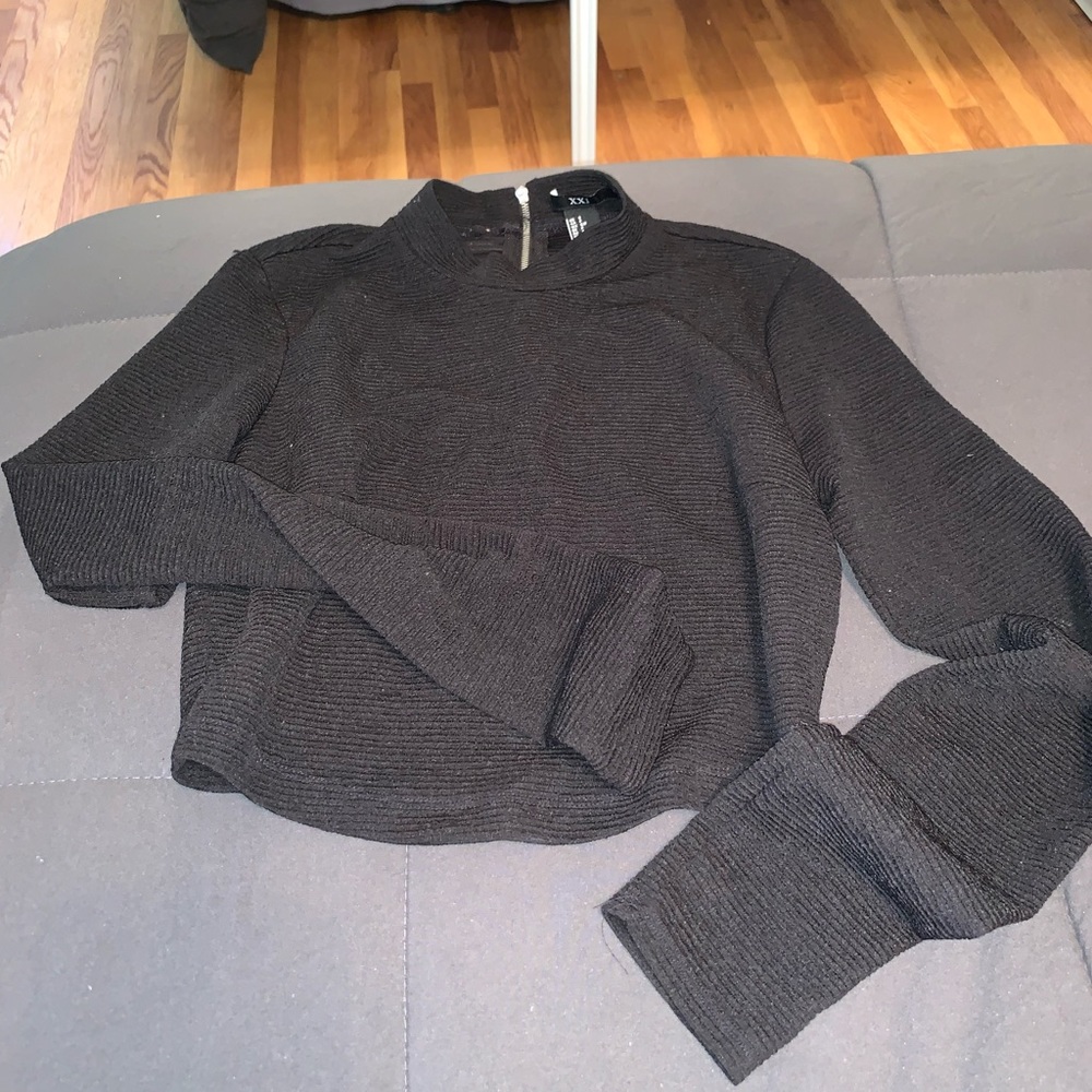 Black long-sleeve ribbed cropped top.